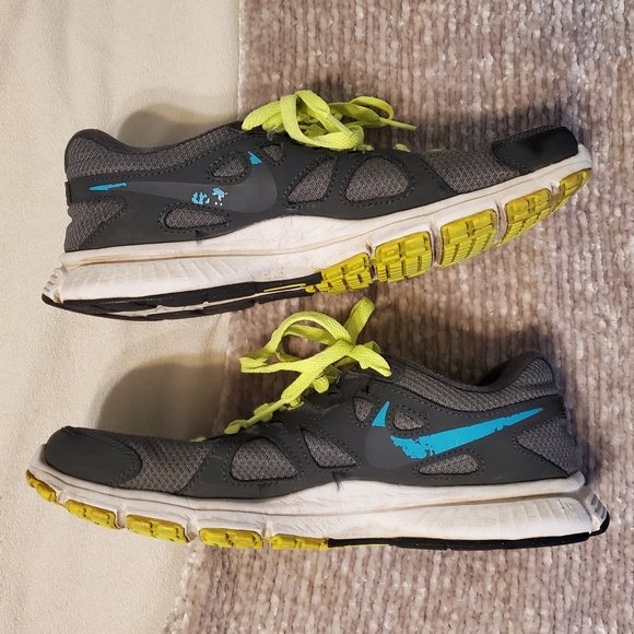 Nike revolution sneakers women's 8.5 - Picture 3 of 11